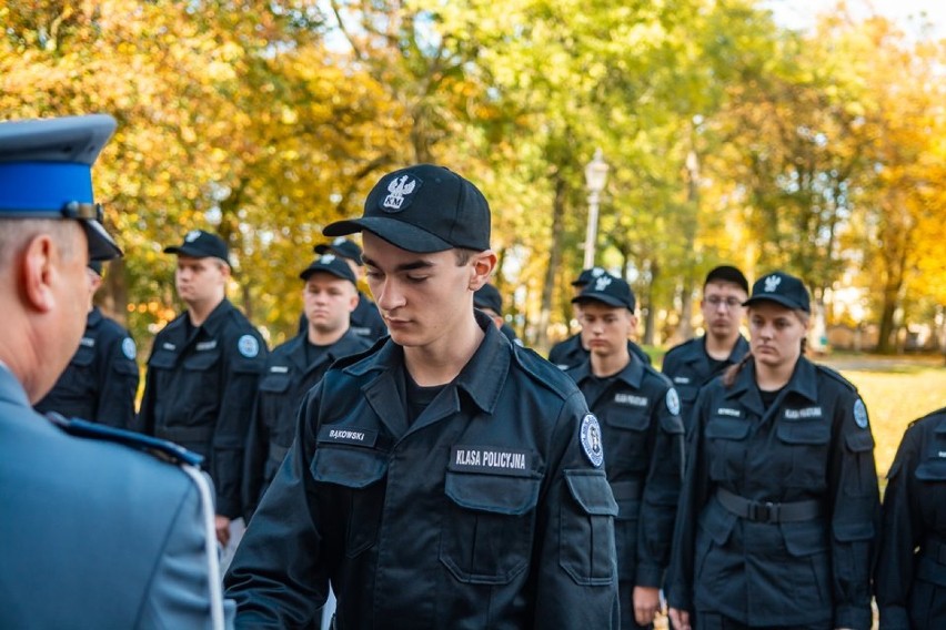 Zaprzysiężenie kadetów z klasy policyjnej w Zespole Szkół w Objezierzu