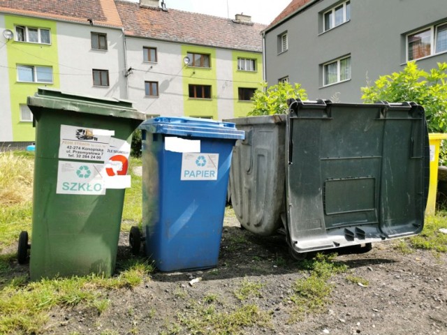 W Bytomiu rozpoczęły się kontrole segregacji odpadów. Tam, gdzie pracownicy dopatrzą się nieprawidłowej segregacji, zostawią „ślad” - w postaci specjalnej naklejki. Zobacz kolejne zdjęcia. Przesuwaj zdjęcia w prawo - naciśnij strzałkę lub przycisk NASTĘPNE >>>