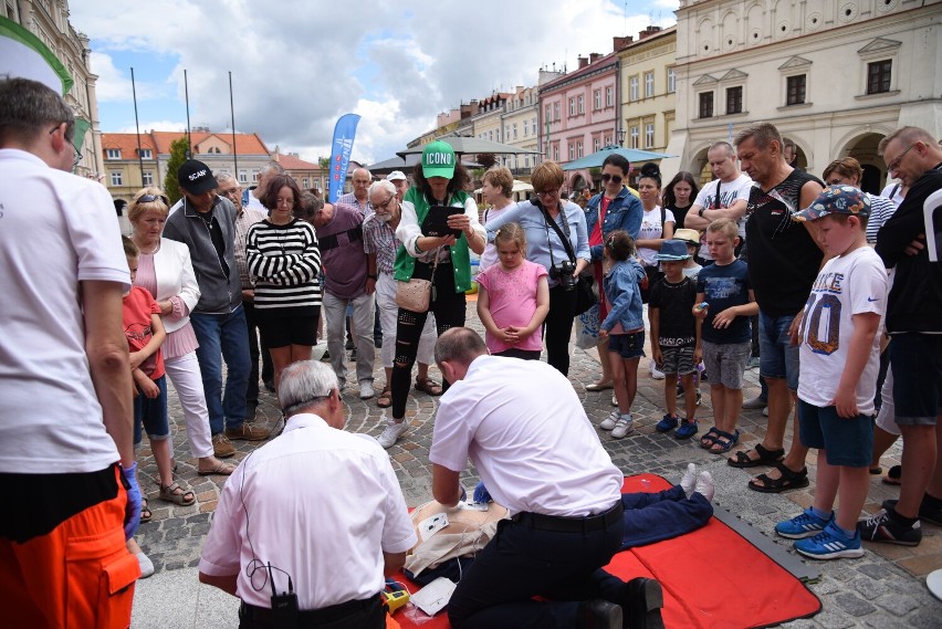 Na jarosławskim Rynku trwa Piknik Rodzinny. Symulator dachowania, darmowe badania, konkursy i wiele innych atrakcji [ZDJĘCIA]