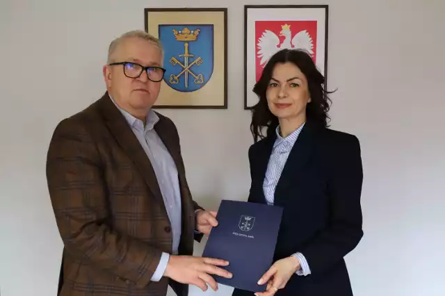 Wójt Gminy Jasło Wojciech Piękoś wręczył nominację dla swojego zastępcy Ewie Majewskiej