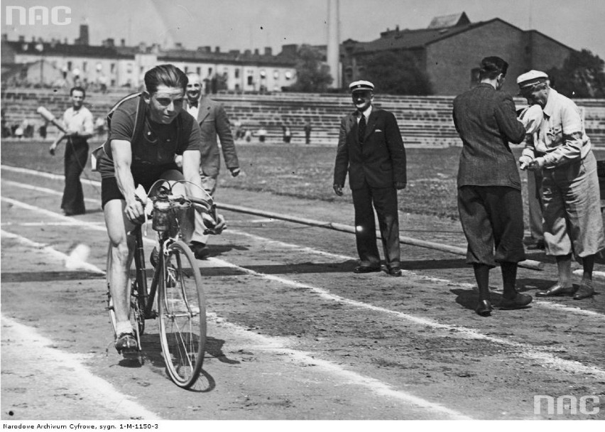 1939 rok. Zwycięzca ostatniego etapu wyścigu Czesław...