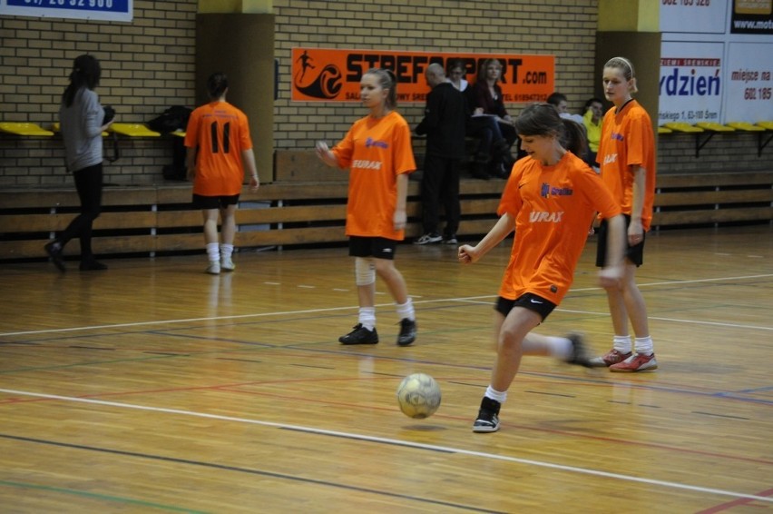 Otwarty turniej z okazji Dnia Kobiet w piłkę nożną dziewcząt szkół powiatu śremskiego [ZDJĘCIA]