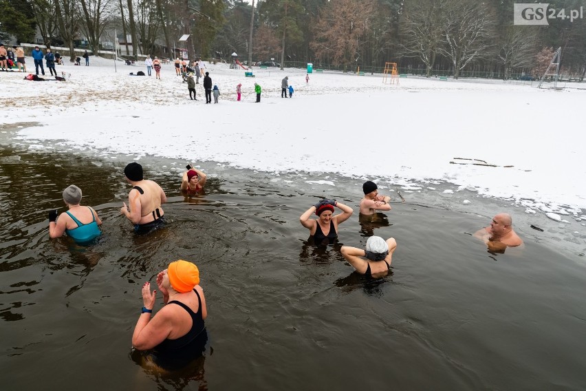 Oni mrozu się nie boją. Karnawałowa kąpiel morsów w Głębokim!