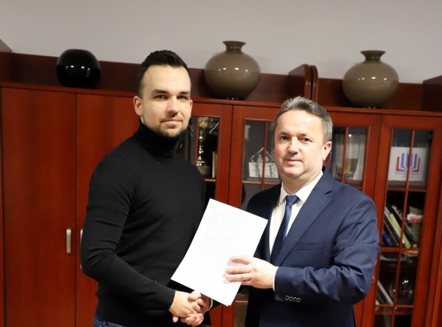 Pod podpisaniu umowy; od prawej burmistrz Staszowa Leszek Kopeć i wykonawca Krzysztof Orzelski.