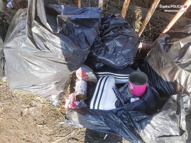 Worki ze śmieciami leżały na poboczu ulicy Wiejskiej w Gorzyczkach