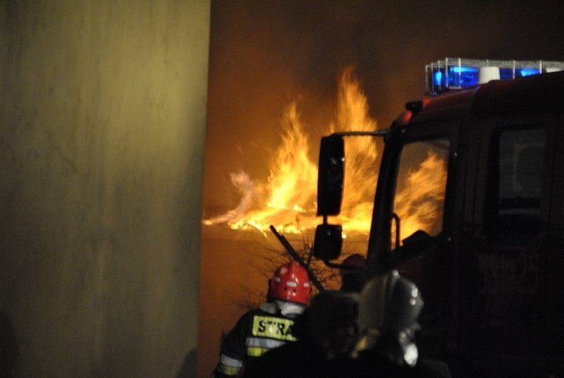 Nocny pożar na ul. POW w Sieradzu (zdjęcia)