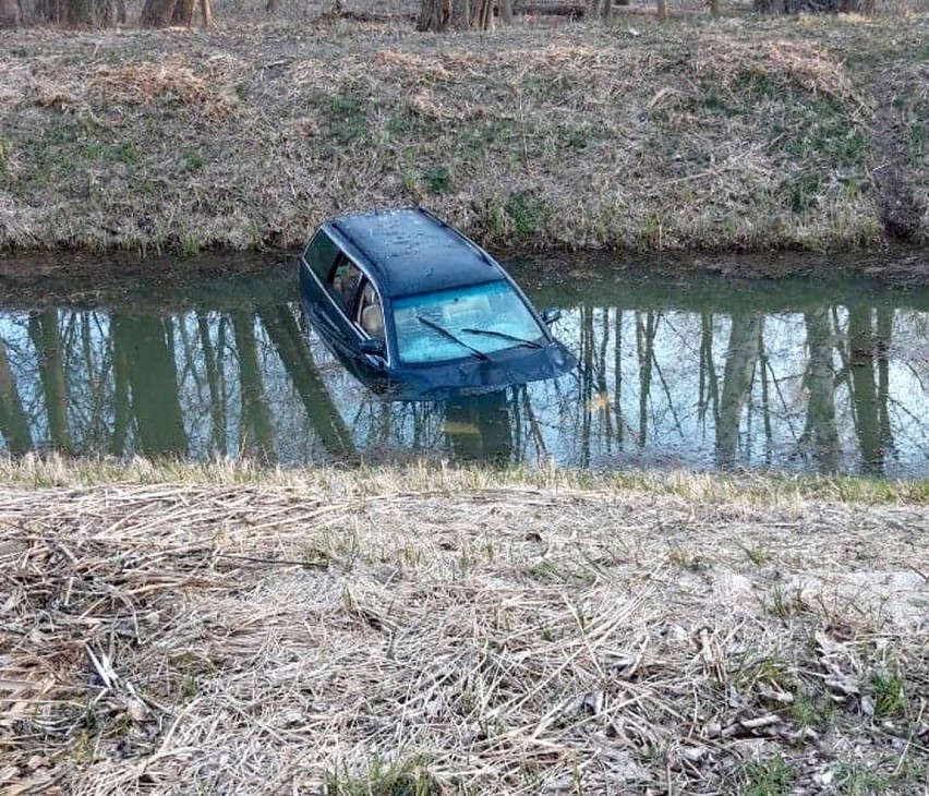 Leszno. Samochód zatopiony w rowie pod Henrykowem. Auto wcześniej skradziono