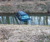 Leszno. Samochód zatopiony w rowie pod Henrykowem. Auto wcześniej skradziono