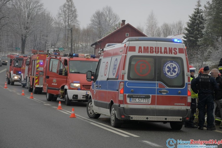 Toki. Tir w rowie, poszkodowany kierowca stracił przytomność i trafił do szpitala [ZDJĘCIA]