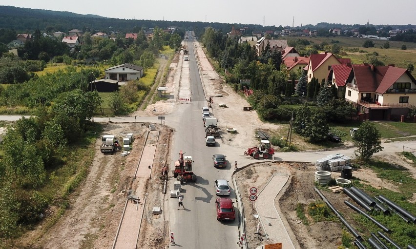 Ulica Łopuszniańska jest częścią drogi wojewódzkiej numer...