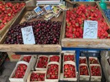 Ceny owoców  i warzyw na placach targowych w Krakowie. Czereśnie, borówki, papryka, szparagi - to luksus 