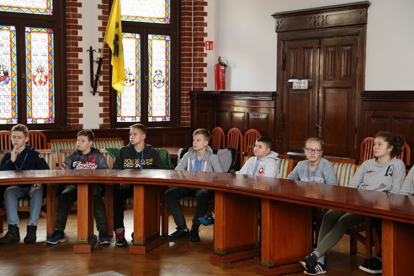 Uczniowie ze Szkoły Podstawowej nr 1 poznawali specyfikę pracy lęborskiego magistratu [ZDJĘCIA]
