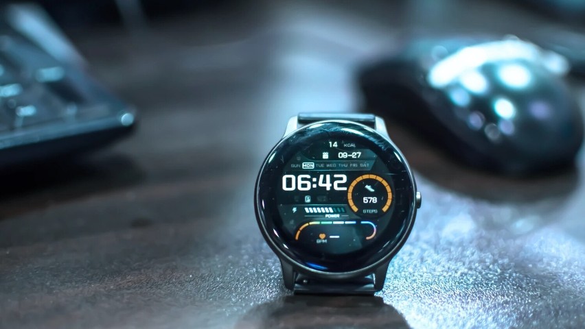 Smartwatche pobierają wartość godzinową z połączonego w parę...