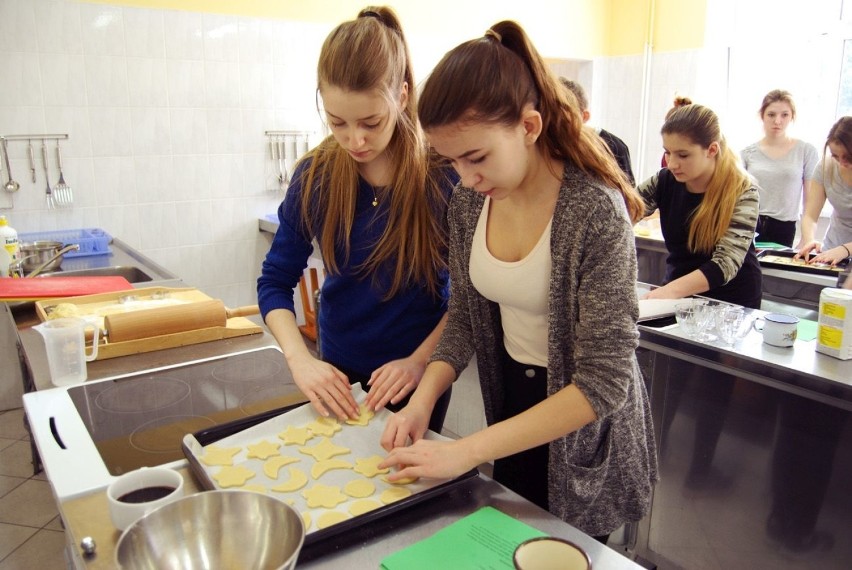 Młodzi ludzie przyjechali do grubnieńskiej szkoły, aby...