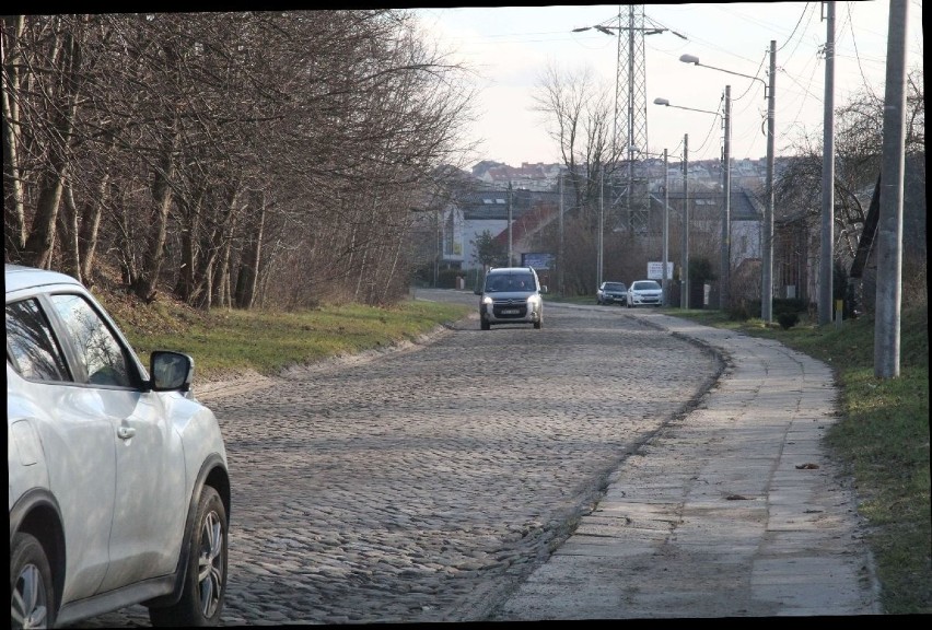 Kocie łby na ulicy Wojska Polskiego w Kielcach długo zostaną. Dojazd do Centrum Geoedukacji jest koszmarny