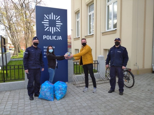 Funkcjonariusze i pracownicy cywilni bydgoskiej policji zbierali plastikowe nakrętki dla Zuzi Pacałaty i Mai Kwarty, podopiecznych Fundacji Pomocy Osobom Niepełnosprawnym „Słoneczko”.
