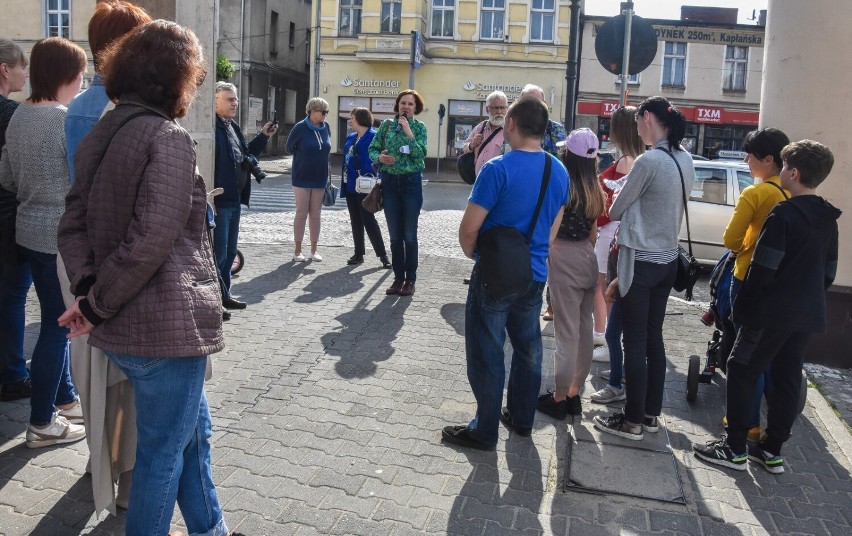 Szamotuły. Obywatelki i obywatele Ukrainy na spacerze z historią