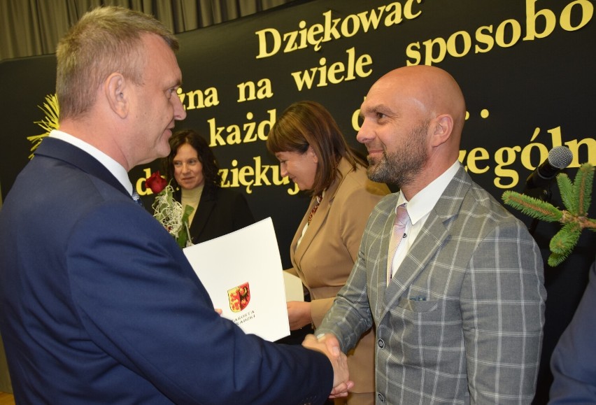 Powiatowy Dzień Edukacji Narodowej w Sieradzu 2022. Nagrody starosty i dyrektorów placówek oraz stypendia dla uczniów ZDJĘCIA