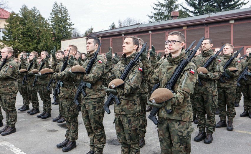 Nowi żołnierze WOT przyrzekają lojalność w Rzeszowie: Uroczystość przysięgi wojskowej [ZDJĘCIA]