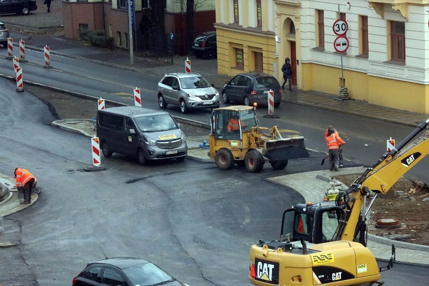 Przebudowa placu Słowiańskiego w Legnicy. Są utrudnienia w ruchu, zobaczcie aktualne zdjęcia