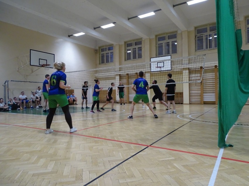 Studenci politechniki w Stalowej Woli rozgromili w meczu siatkówki belfrów. Zobacz zdjęcia