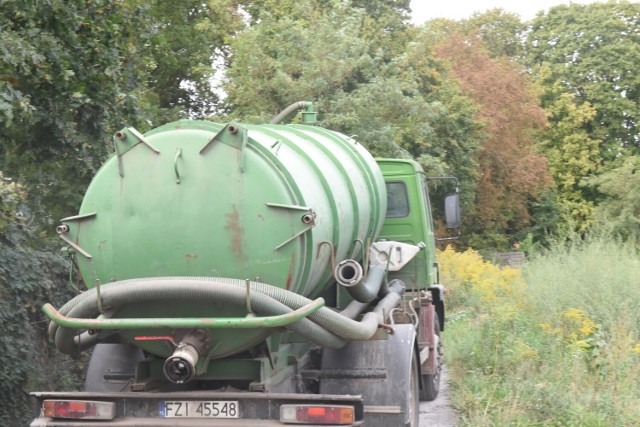 Właściciela szamb muszą liczyć się z wydatkiem miesięcznym ponad 300 zł za wywóz ścieków.