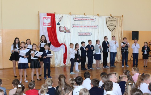 Otwarcie nowej części budynku Szkoły Podstawowej w Woli Kamockiej (gm. Grabica) połączono z akademią z okazji Dnia Nauczyciela