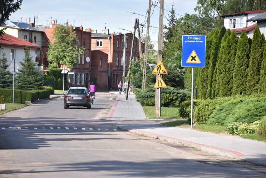 Malbork. Na Żuławskiej trwa wymiana chodnika. Przy okazji zniknie parking na rogu Akacjowej? Piesi wchodzą tam na jezdnię, omijając auta