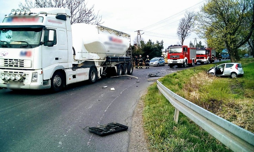 Zderzenie opla agili z ciężarowym volvo w Wielkiej Woli