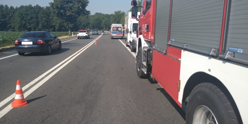 Dostawczy bus wjechał do rowu. Do zdarzenia doszło w środę rano na dk 46 w Niemodlinie [ZDJĘCIA] 