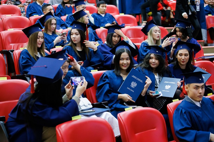 Uroczyste graduacje tegorocznych absolwentów studiów anglojęzycznych w rzeszowskiej WSIiZ (FOTO)