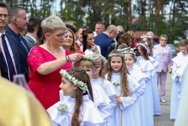 Pierwsza Komunia Święta to niezwykle istotne wydarzenie majowe, które dla dzieci wiąże się zarówno z radością, jak i stresem towarzyszącym podczas przygotowań. Zwieńczenie tego odbywa się na uroczystej Mszy Świętej. W sobotę 20 maja dotyczyło to również dzieci w parafii pw. błogosławionej Marii Karłowskiej na toruńskiej Skarpie.