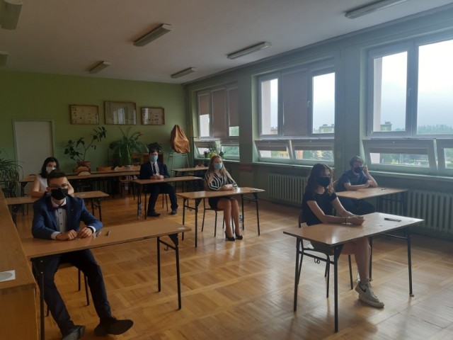 Uczniowie ze szkoły podstawowej numer 2 w Staszowie przed egzaminem z języka obcego.