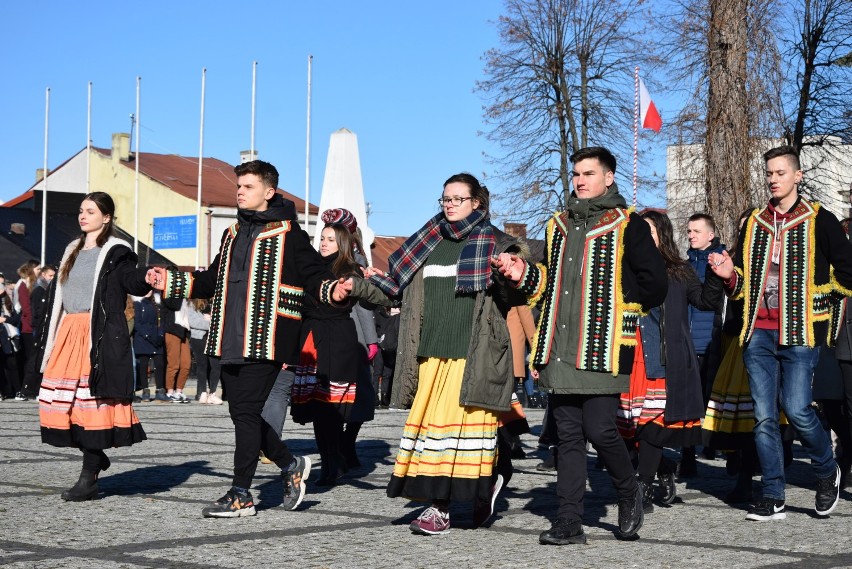 Maturzyści kraśnickiej "Górki" zatańczyli poloneza na Rynku Starego Miasta. Zobacz zdjęcia i wideo