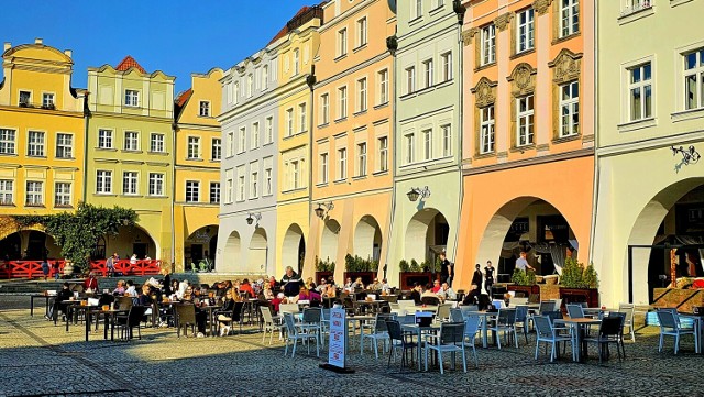 Letnie ogródki na Placu Ratuszowym w Jeleniej Górze już są i cieszą mieszkańców i turystów. Nie ma nic przyjemniejszego w mieście niż jedzenie na świeżym powietrzu w pięknym miejscu