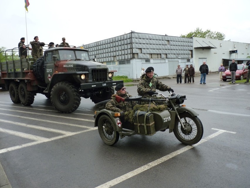 Zlot Pojazdów Militarnych Wapienniki 2012: Parada i pokaz w Radomsku [ZDJĘCIA+FILM]