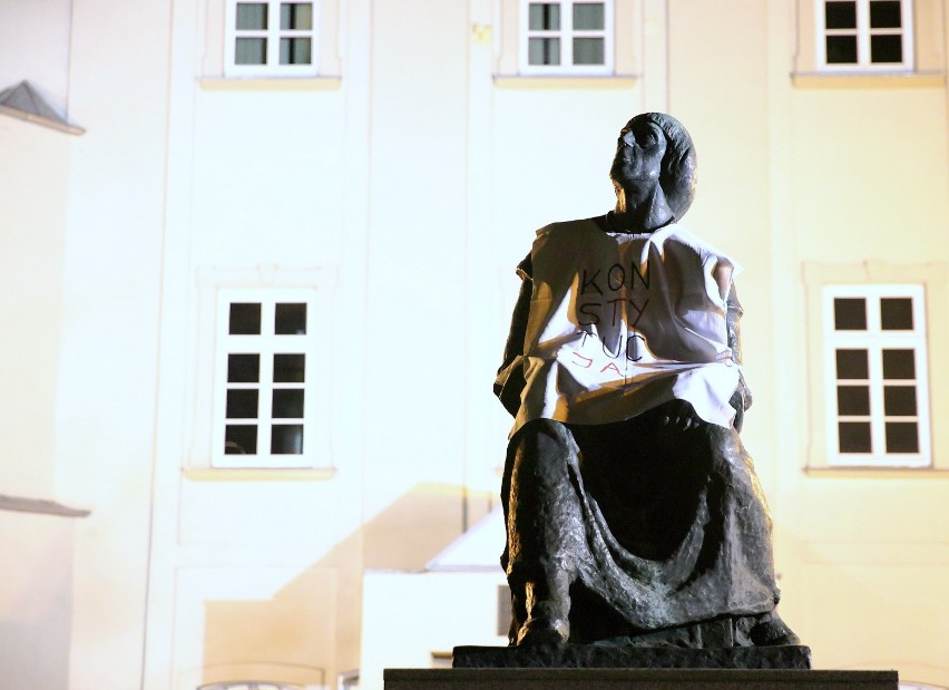 Pomnik Mikołaja Kopernika ubrany w koszulkę "Konstytucja"