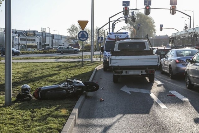 Motocyklista upadł i uderzył w ciężarówkę. Jechał ul. Wojska Polskiego w kierunku centrum miasta. 

Tak kierowca skody łamie przepisy w Zielonej Górze. WIDEO:


