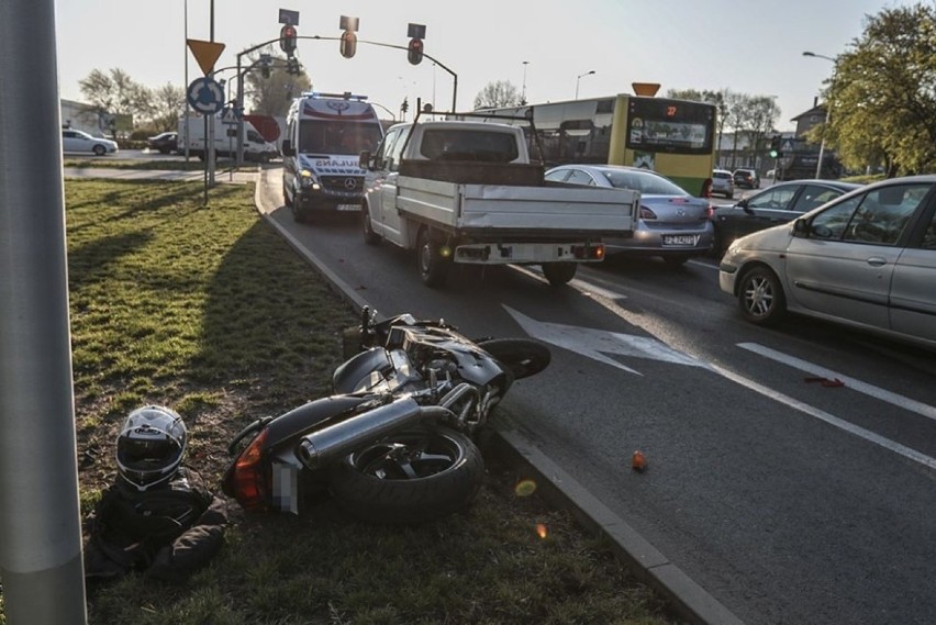 Motocyklista uderzył w ciężarówkę w Zielonej Górze [ZDJĘCIA]