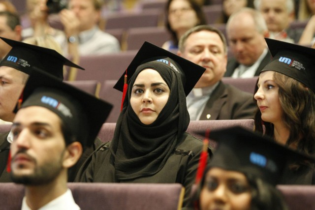 Najliczniejszą, bo 195-osobową grupę wśród zagranicznych studentów Uniwersytetu Medycznego  stanowią obywatele Arabii Saudyjskiej. Nie brakuje też studentów ze Stanów Zjednoczonych, Kanady, Niemiec, Szwecji, Norwegii, Irlandii oraz Wielkiej Brytanii.