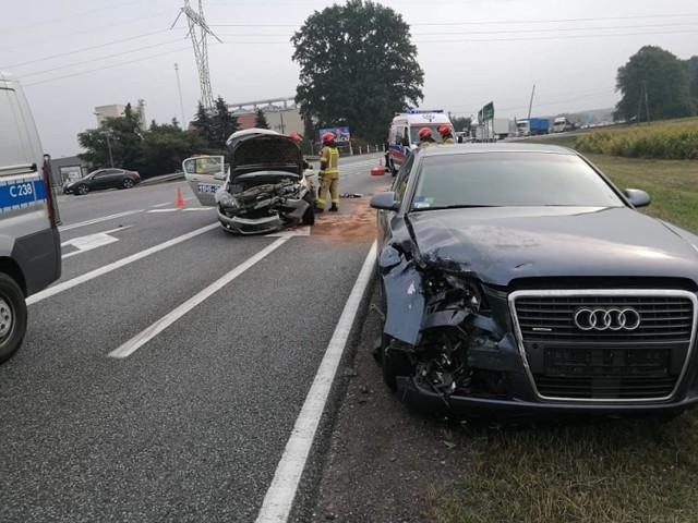 Dwa samochody osobowe zderzyły się po godz. 9 w Makowiskach, w gm. Solec Kujawski, na DK nr 10. 
Dyżurny PSP w Bydgoszczy zgłoszenie o wypadku odebrał o godz. 9.21.  Na miejscu jest karetka. Jedna osoba jest poszkodowana. Kierowca jednego z aut z obrażeniami głowy został zabrany do szpitala. W miejscu wypadku są utrudnienia w ruchu - pas w stronę Torunia jest zablokowany. 


