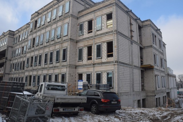 W listopadzie ubiegłego roku Gnieźnieński szpital z rezerwy rządowej otrzymał kolejne 3 miliony zł na rozbudowę nowego skrzydła. Zobaczcie jak postępują prace na budowie.