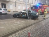 Uderzył bmw w latarnię na Wałach Jagiellońskich w Bydgoszczy i uciekł z miejsca zdarzenia [zdjęcia]