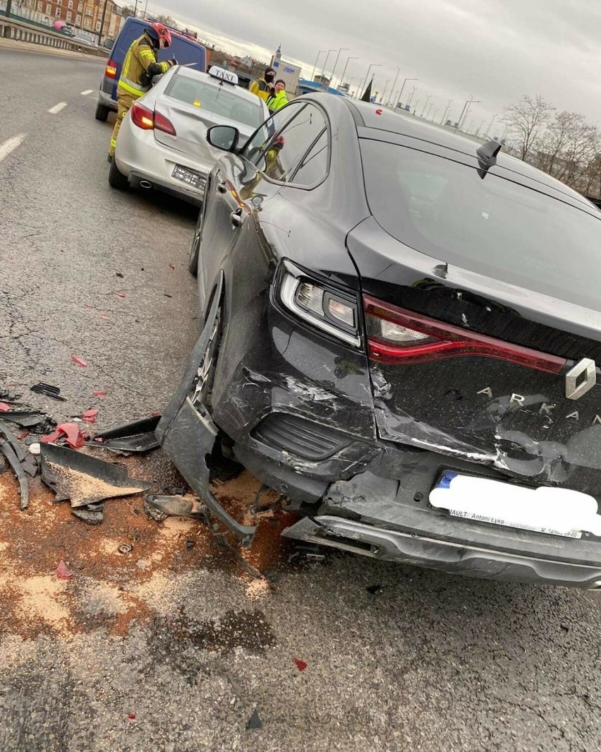 Wypadek na wiadukcie w Krakowie. Na Wita Stwosza zderzyło się pięć aut