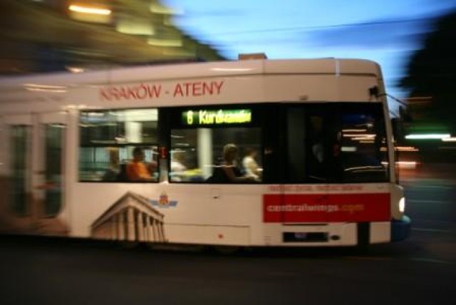 Na ulicy Basztowej wygięła się szyna, ruch tramwajowy został ...