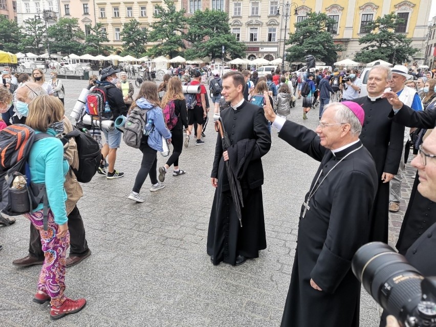 Piesza Pielgrzymka Krakowska po raz 40. wyruszyła z Wawelu na maryjny szlak [ZDJĘCIA]