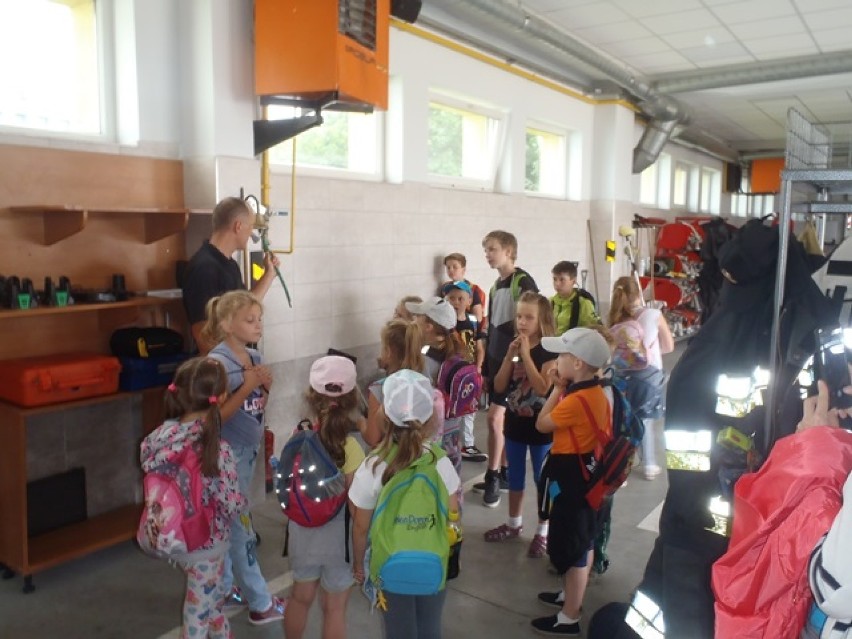  Dzieci  ze Szkoły Języków Obcych w odwiedzinach u strażaków