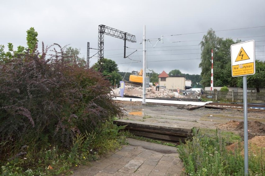 Remont linii kolejowej Poznań-Piła. Dzisiaj zburzona została nastawnia (ZDJĘCIA)