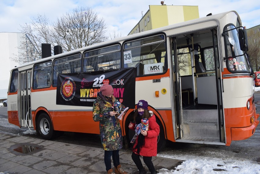 WOŚP 2021. Muzyczny autobus krąży po ulicach Gniezna! [FOTO]