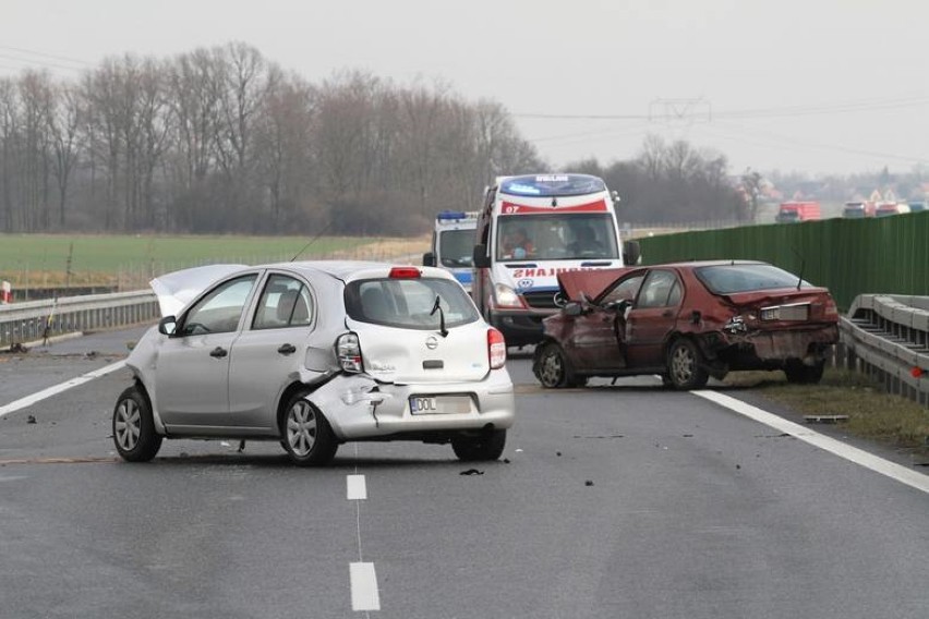 Wypadek pod Wrocławiem na drodze S8. Jedna osoba nie żyje